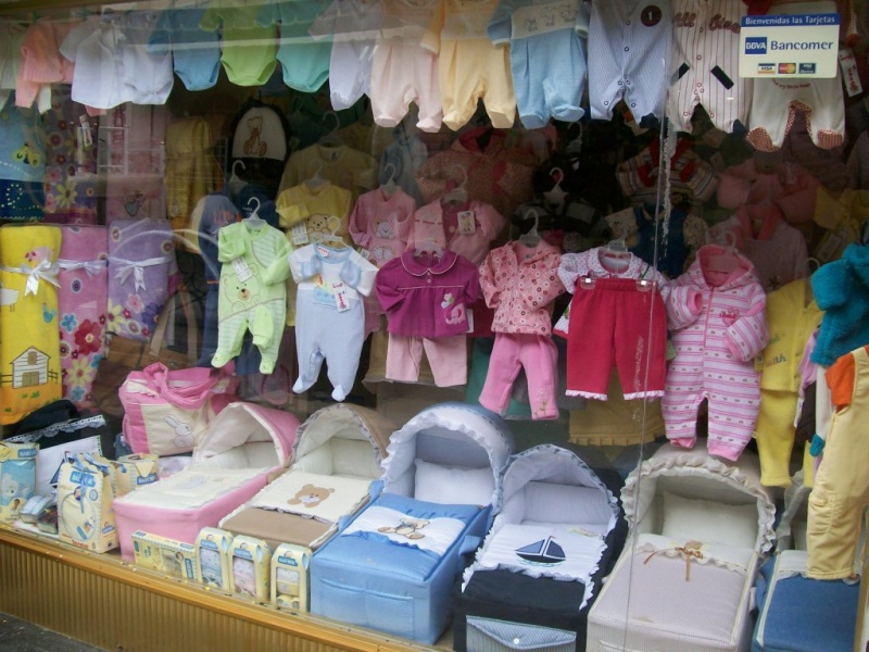 Ropa de bebe sale en el centro historico